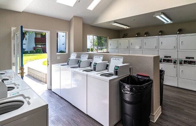 GATEWAY APARTMENTS in San Leandro, CA - Building Photo - Building Photo