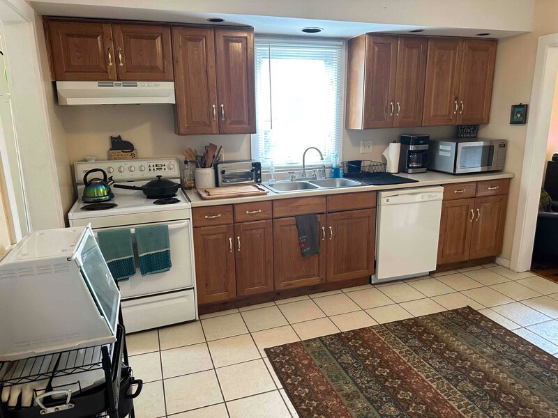 50 Westbury Park Rd in Watertown, CT - Building Photo