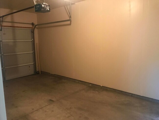 23916 Northstone Village Dr in Taylor, MI - Building Photo - Building Photo