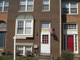 5207 Harbor Ct Dr in Alexandria, VA - Building Photo