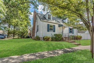 136 N 1st St in New Hyde Park, NY - Building Photo - Building Photo
