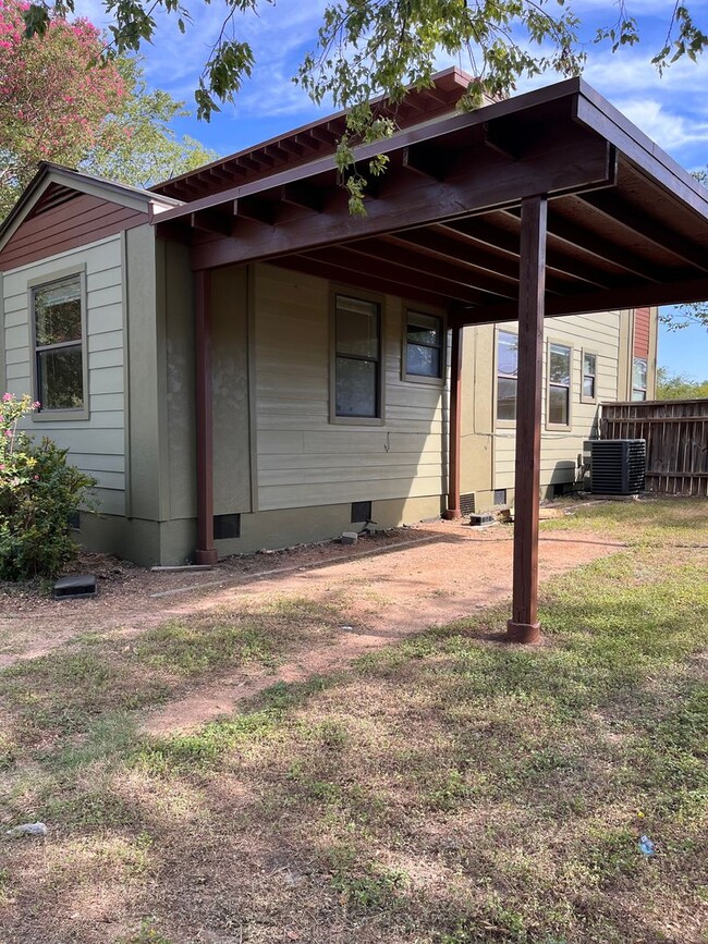 1038 E 43rd St in Austin, TX - Building Photo - Building Photo