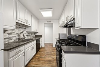 7500 Mason Ave, Unit 212 in Los Angeles, CA - Building Photo - Building Photo