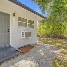 105 NW 14th Way in Dania Beach, FL - Building Photo - Building Photo