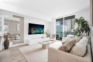 244 Biscayne Blvd in Miami, FL - Building Photo