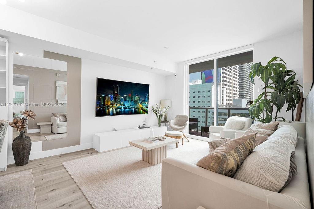 244 Biscayne Blvd in Miami, FL - Building Photo