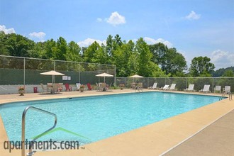 The Oaks Apartments in Dunbar, WV - Building Photo - Building Photo