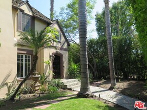 802 Cloverdale Ave in Los Angeles, CA - Building Photo - Building Photo