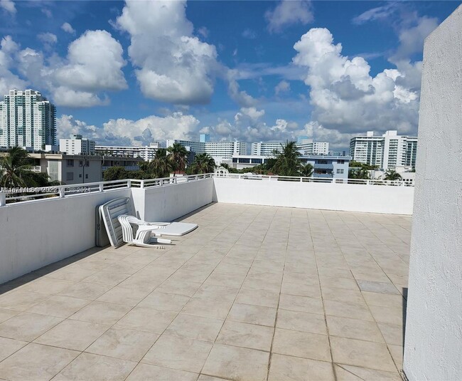 945 Michigan Ave, Unit 5 in Miami Beach, FL - Building Photo - Building Photo