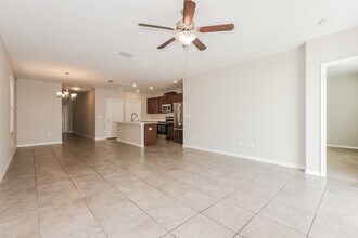 6807 Blue Moon Wy in Ruskin, FL - Foto de edificio - Building Photo