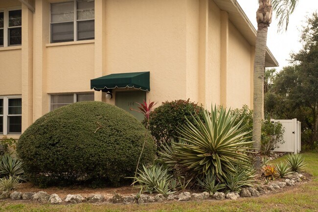 4800 Rilma Ave in Sarasota, FL - Building Photo - Building Photo