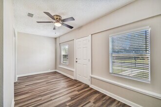 14249 14th St in Dade City, FL - Foto de edificio - Building Photo