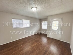 1603 S Hall St in Ennis, TX - Building Photo - Building Photo