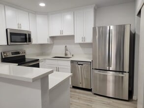 125 Connemara Way in Sunnyvale, CA - Building Photo - Building Photo