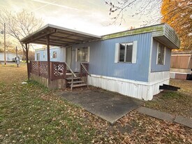 704 N Linn St in Frontenac, KS - Building Photo