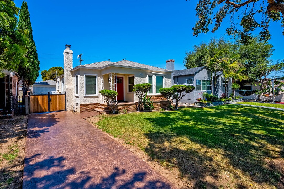 8807 Cimarron St in Los Angeles, CA - Building Photo