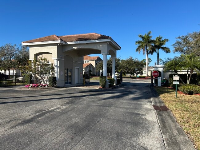 11880 Bayport Ln, Unit 1 in Ft. Myers, FL - Foto de edificio - Building Photo