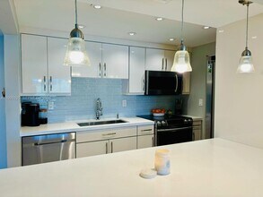 240 Lakeview Dr in Weston, FL - Foto de edificio - Building Photo