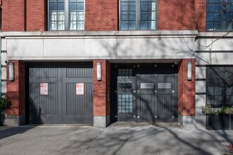 30 Henry St in Brooklyn, NY - Foto de edificio - Building Photo