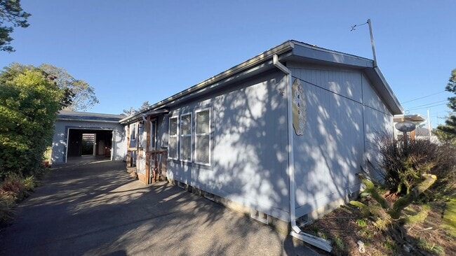 1460 S Columbia St in Seaside, OR - Building Photo - Building Photo