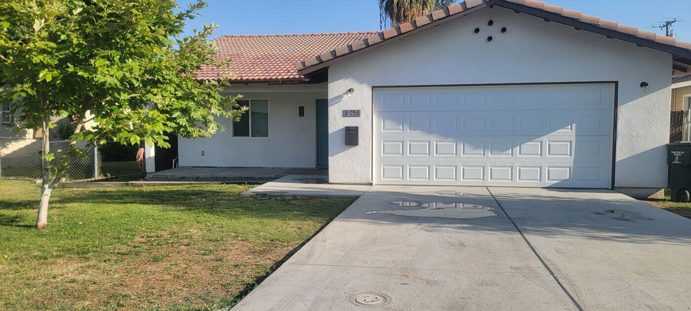 245 Francis St in Bakersfield, CA - Building Photo