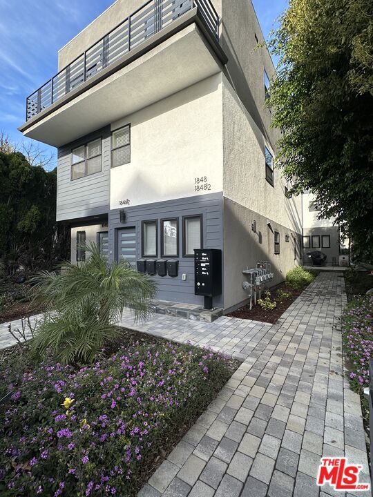 property at 1848 1/2 Federal Ave