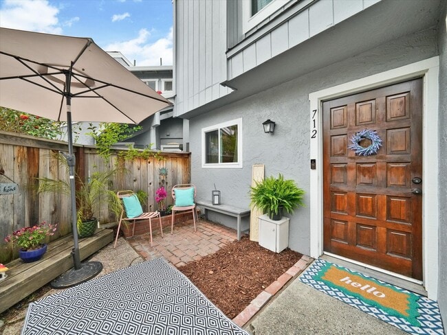property at 712 Racquet Club Cir