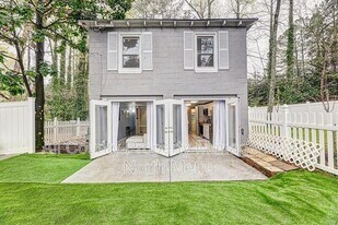 5606 Roberts Dr in Atlanta, GA - Building Photo