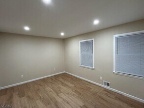 8-17 Fern St in Fair Lawn, NJ - Foto de edificio - Building Photo