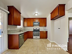 7827 Charmette Way in Sacramento, CA - Building Photo - Building Photo
