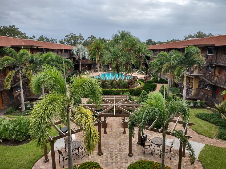 Veranda Flats in St. Petersburg, FL - Building Photo