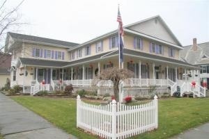 Park Hotel & Apartments in Honesdale, PA - Building Photo