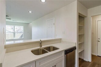 5000 Teri Rd in Austin, TX - Building Photo - Building Photo