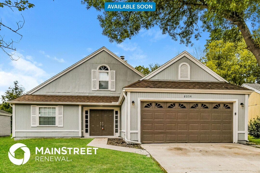 8054 Loch Lomond Ln in Jacksonville, FL - Building Photo