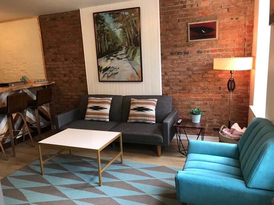 713 S 17th St, Unit Clean Chic Cozy 1 Bedroom in Philadelphia, PA - Building Photo