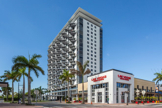 5250 Paseo in Doral, FL - Foto de edificio - Building Photo