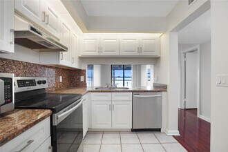 109 Lake Emerald Dr in Oakland Park, FL - Building Photo - Building Photo