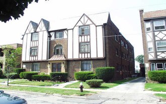 1352 Kenilworth Ave in Lakewood, OH - Building Photo