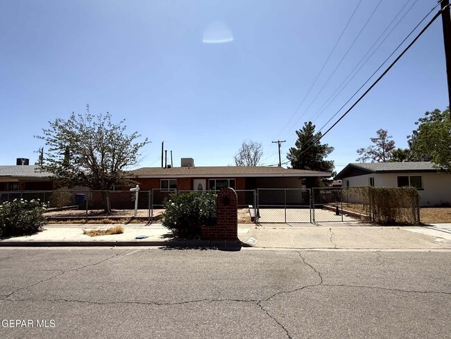 2801 Hawick Rd in El Paso, TX - Building Photo - Building Photo