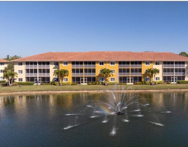 10010 Maddox Ln, Unit 318 in Bonita Springs, FL - Foto de edificio