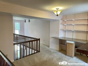 9923 Valley Park Dr in Damascus, MD - Foto de edificio - Building Photo