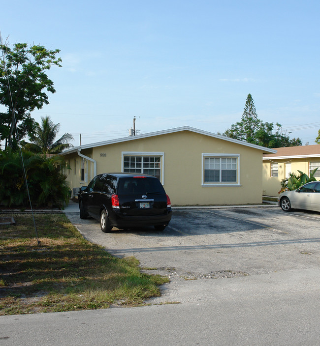 308-312 SW 14th St in Fort Lauderdale, FL - Building Photo - Building Photo