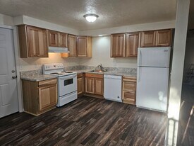 980 N Cloverleaf Loop in Springfield, OR - Building Photo