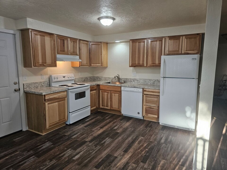 980 N Cloverleaf Loop in Springfield, OR - Building Photo