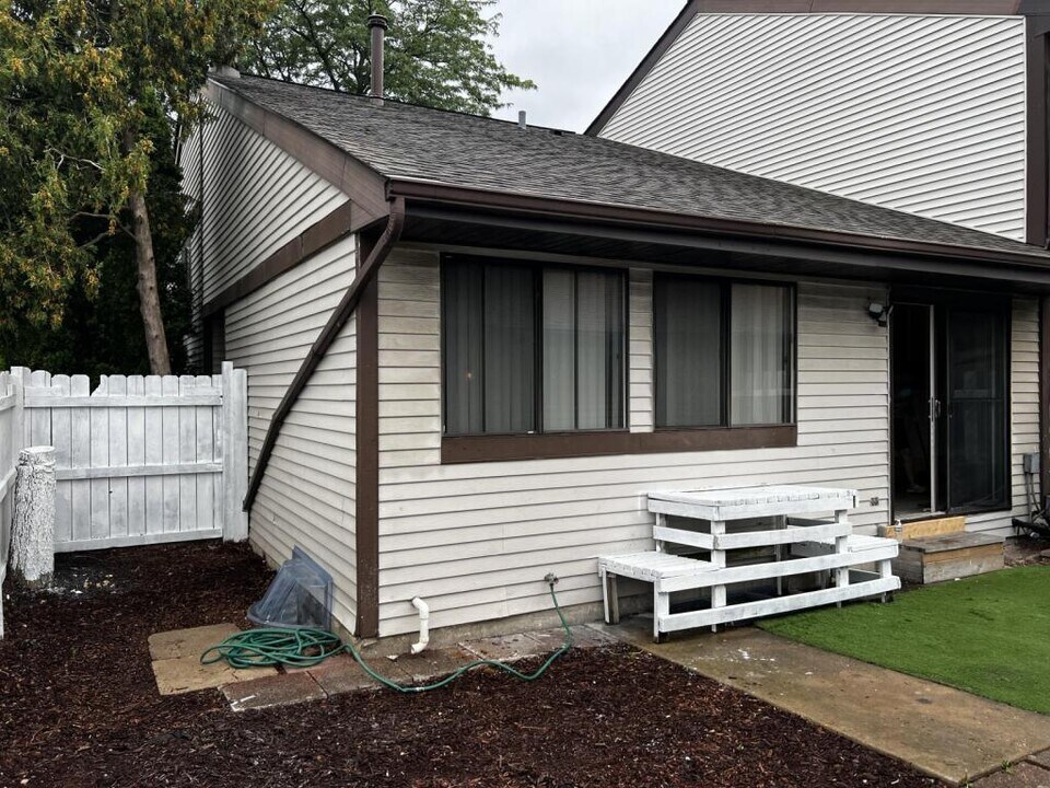 5623 Santa Barbara Dr in Hanover Park, IL - Building Photo