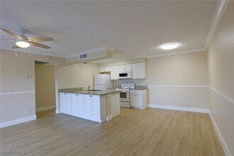 5319 Summerlin Rd in Ft. Myers, FL - Foto de edificio - Building Photo