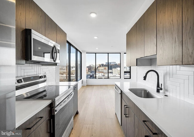 1800 W Girard Ave in Philadelphia, PA - Building Photo - Building Photo