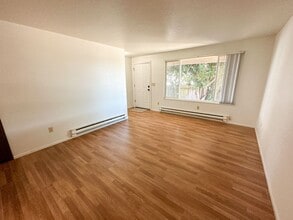 514 NE Dallas Ct in Dallas, OR - Building Photo - Building Photo