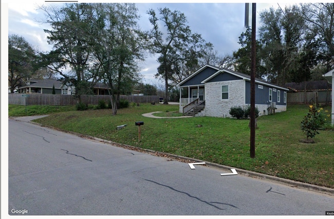 1004 Pecan St