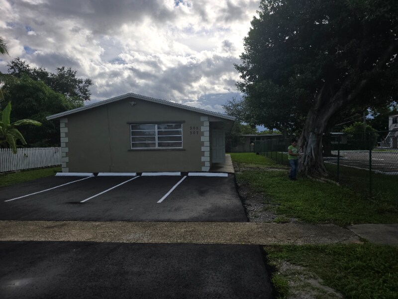 305 N 61st Ave in Hollywood, FL - Building Photo